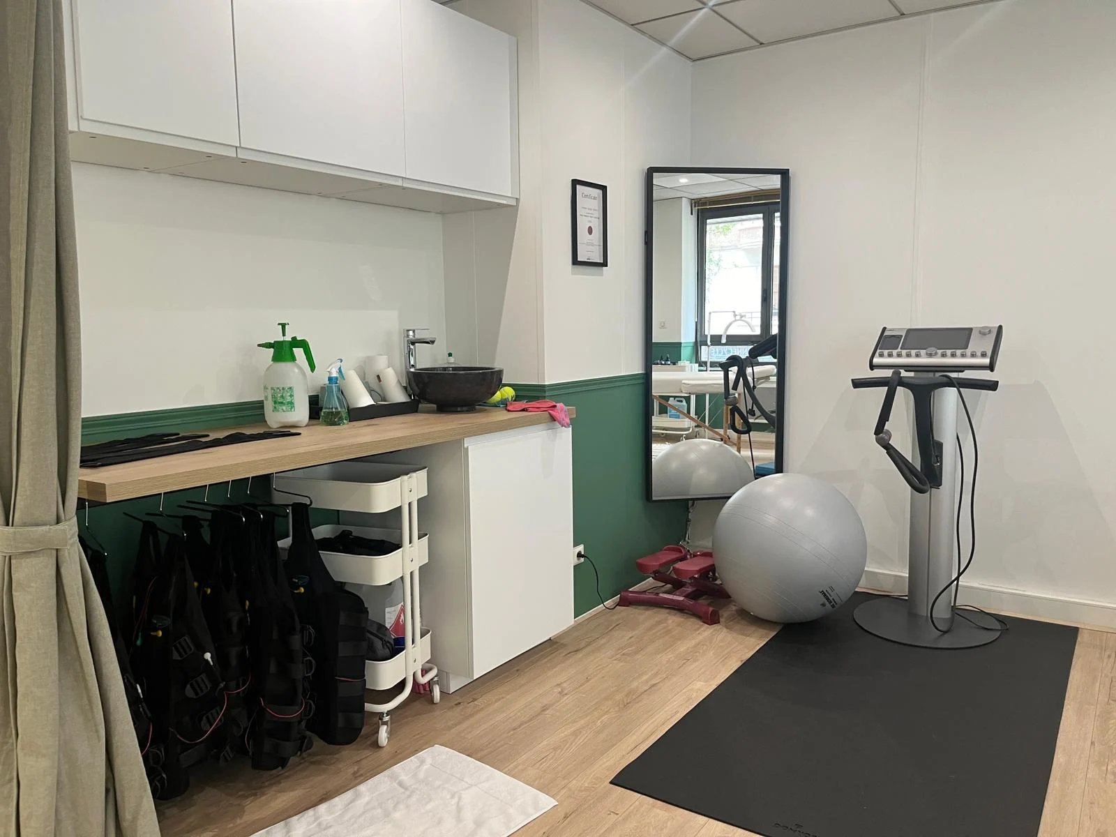 L’espace Mihabodytec de l’institut : combinaisons, appareil et miroir