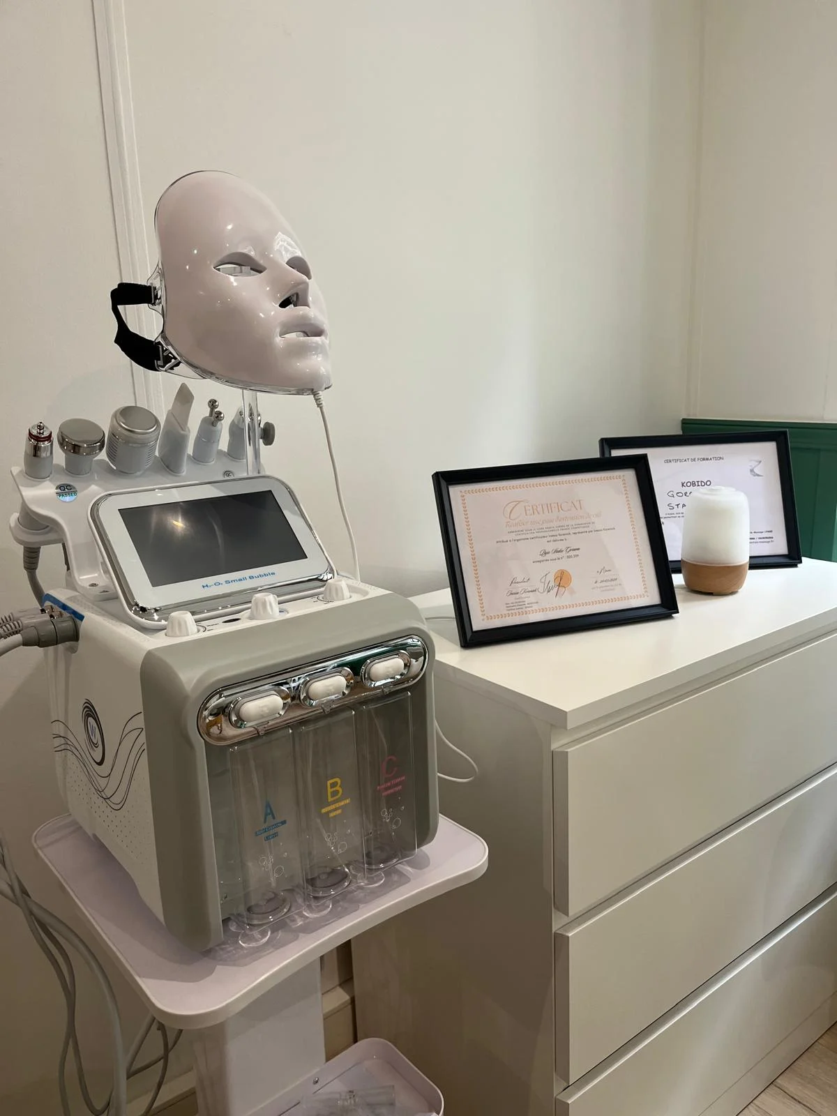 L’appareil Hydrofacial de l’institut et son masque LED