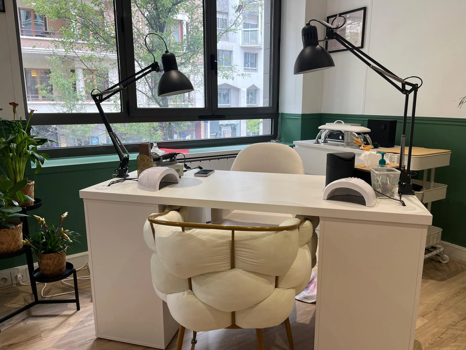 Le poste manucure de l’institut, avec ses lampes et son fauteuil tressé