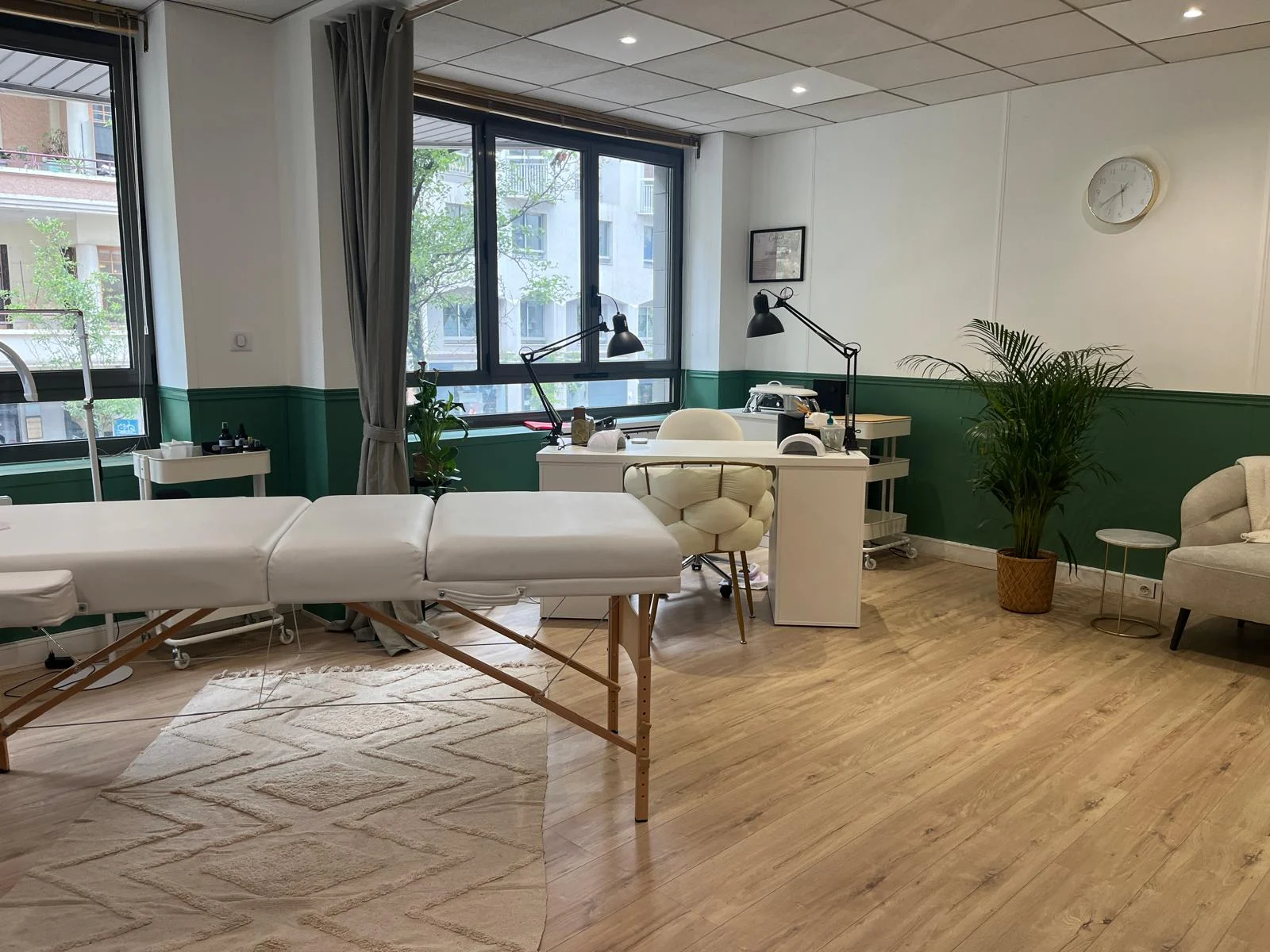 L’espace soins de l’institut, séparé par des rideaux en lin